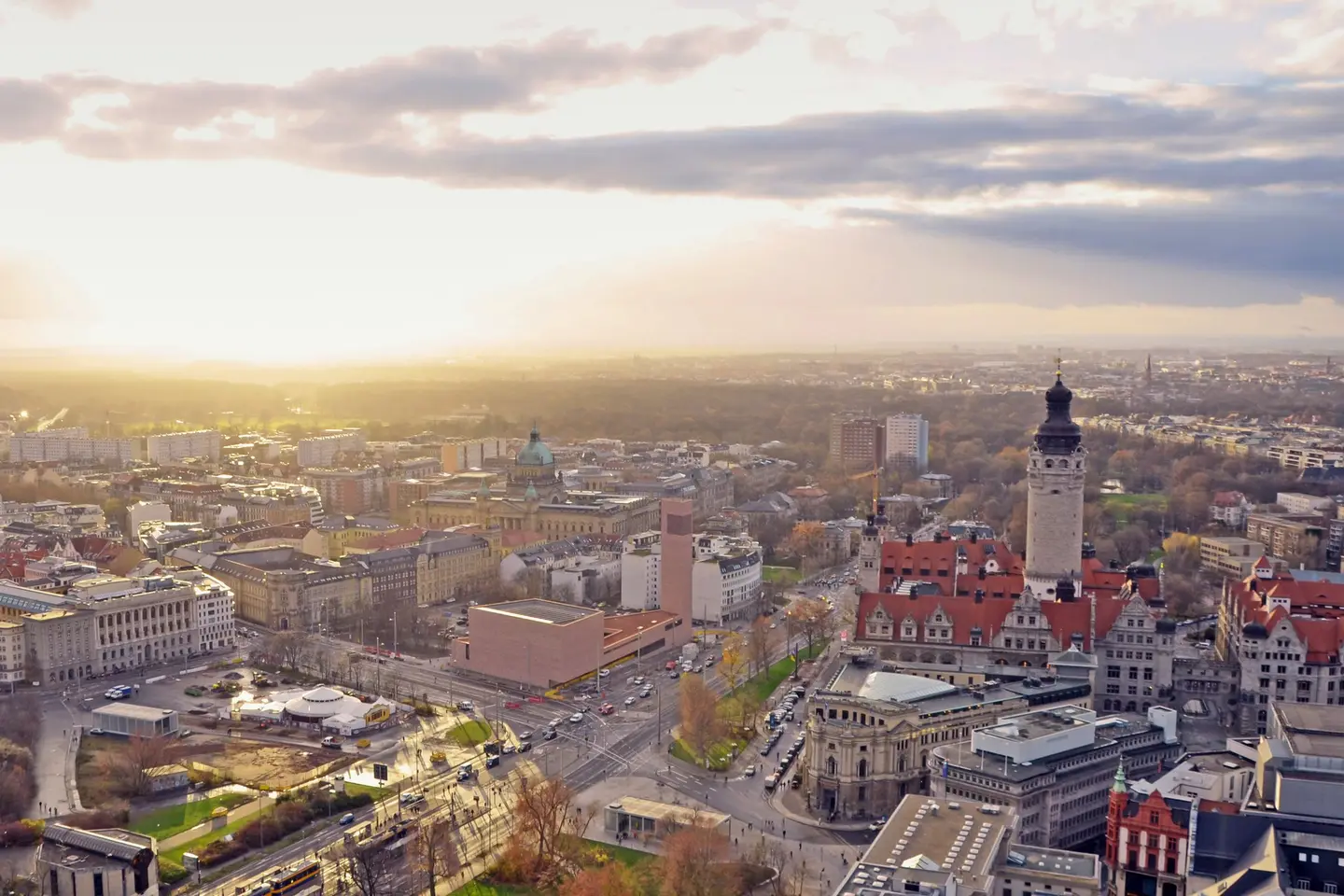 Blick über die Leipziger Innenstadt mit dem Neuen Rathaus im Abendlicht